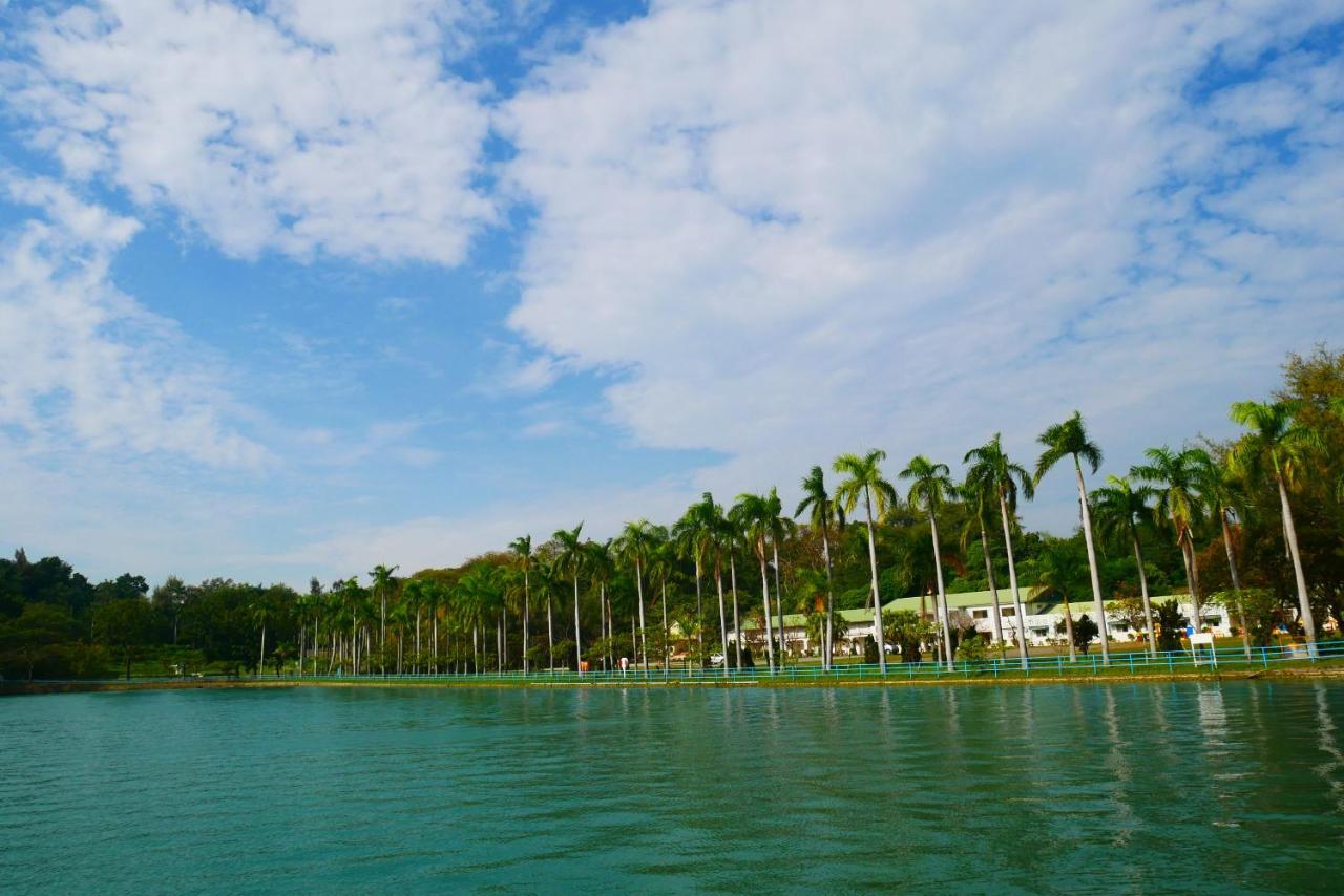 Chengching Lakefront Resort Kaohsiung Bagian luar foto